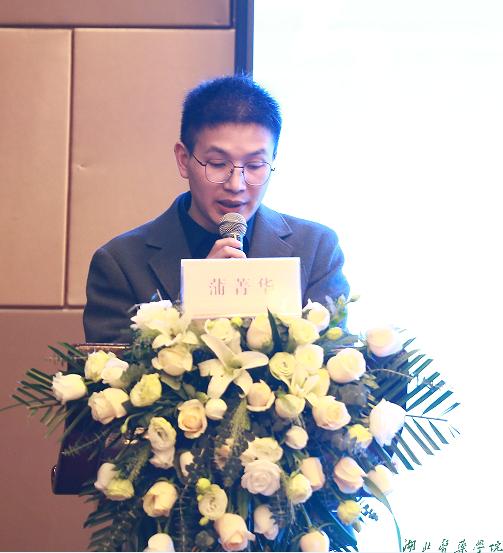 2011级校友蒲菁华代表贵州校友分会筹备组汇报前期分会筹备情况