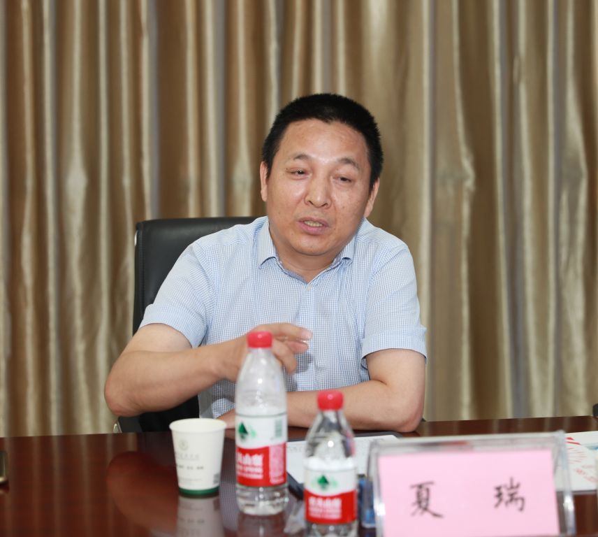 荆州校友分会会长夏瑞发言