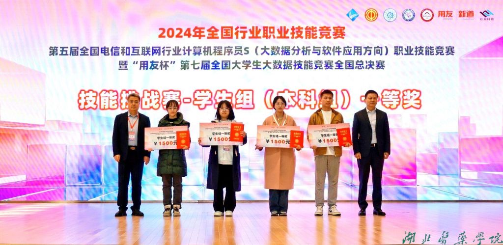 左二手术刀队代表李龙妍,左三预防针队代表刘乐会